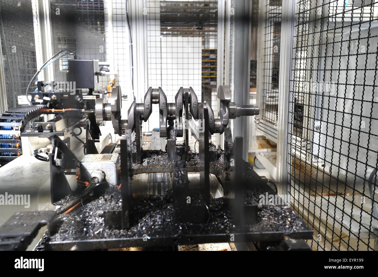 All'interno di una moderna fabbrica di automobili e veicoli e parti si muovono attraverso il processo di produzione Foto Stock