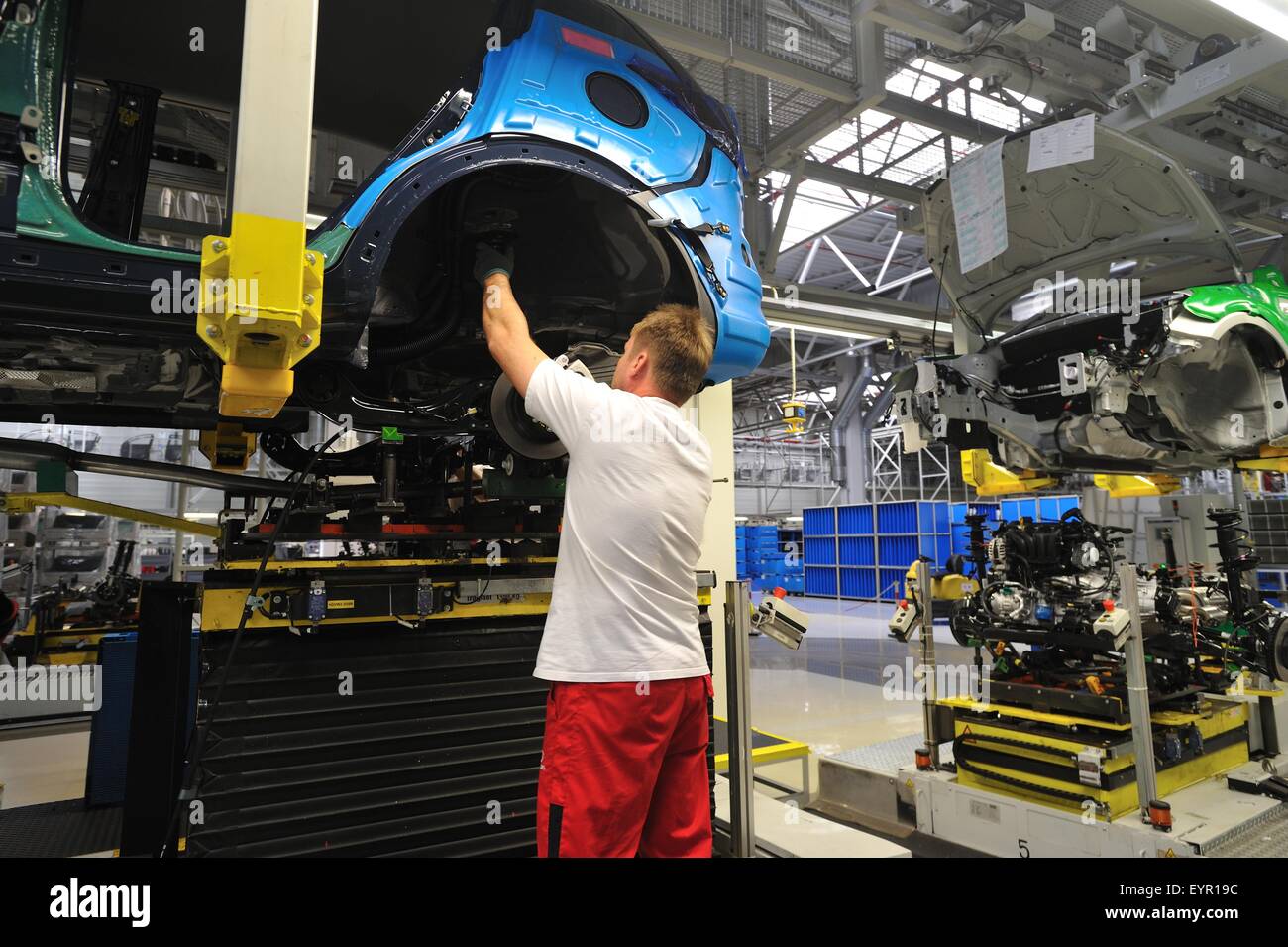 All'interno di una moderna fabbrica di automobili e veicoli e parti si muovono attraverso il processo di produzione in un continuo movimento della linea di produzione Foto Stock