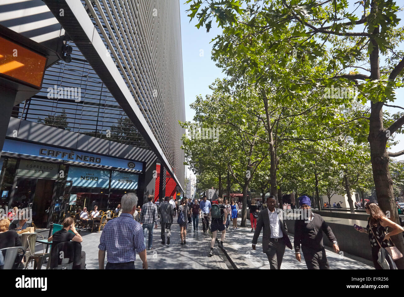 Uomini e donne camminare accanto a edifici per uffici Foto Stock