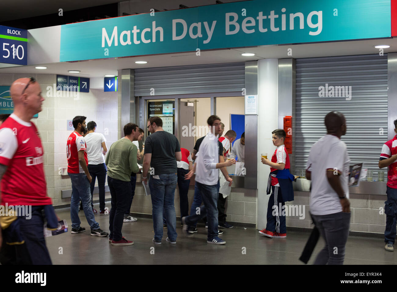 Chiosco di scommesse prima di kick off allo Stadio di Wembley Foto Stock