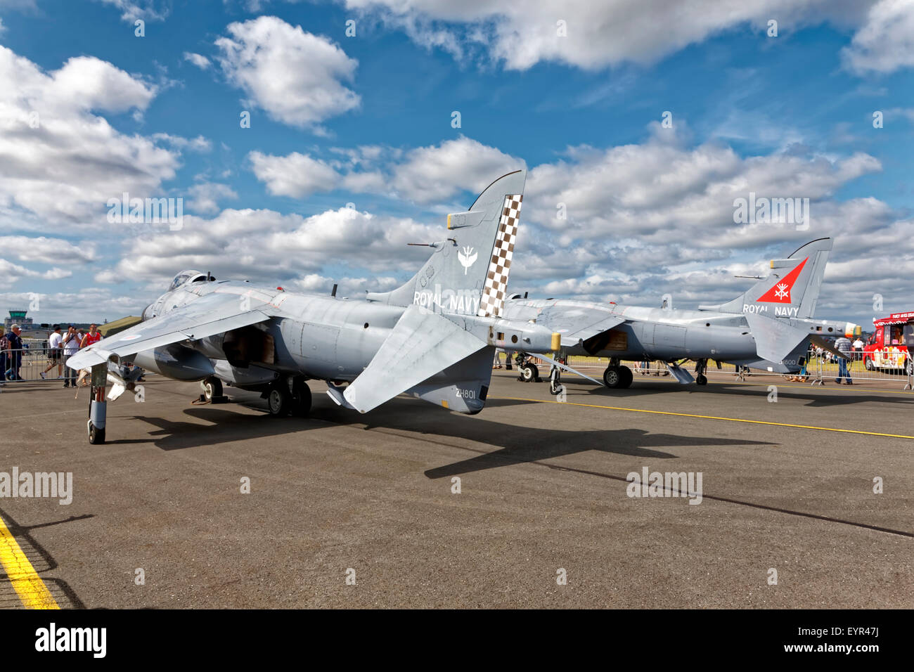 Una coppia di BAe Sea Harrier FA.2 jump getti sulla visualizzazione statica a RNAS Yeovilton aria giorno 2015. Foto Stock