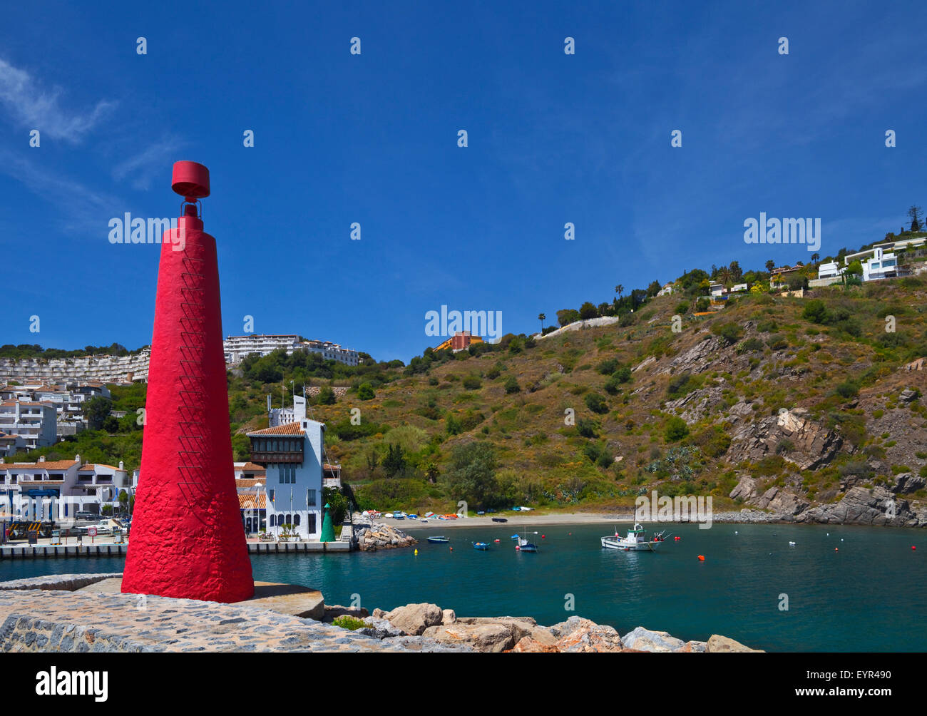 Beacon e ingresso al porto a Puerto deportivo Marina del Este, vicino Almuñéca, Costa Tropical, provincia di Granada, Spagna Foto Stock