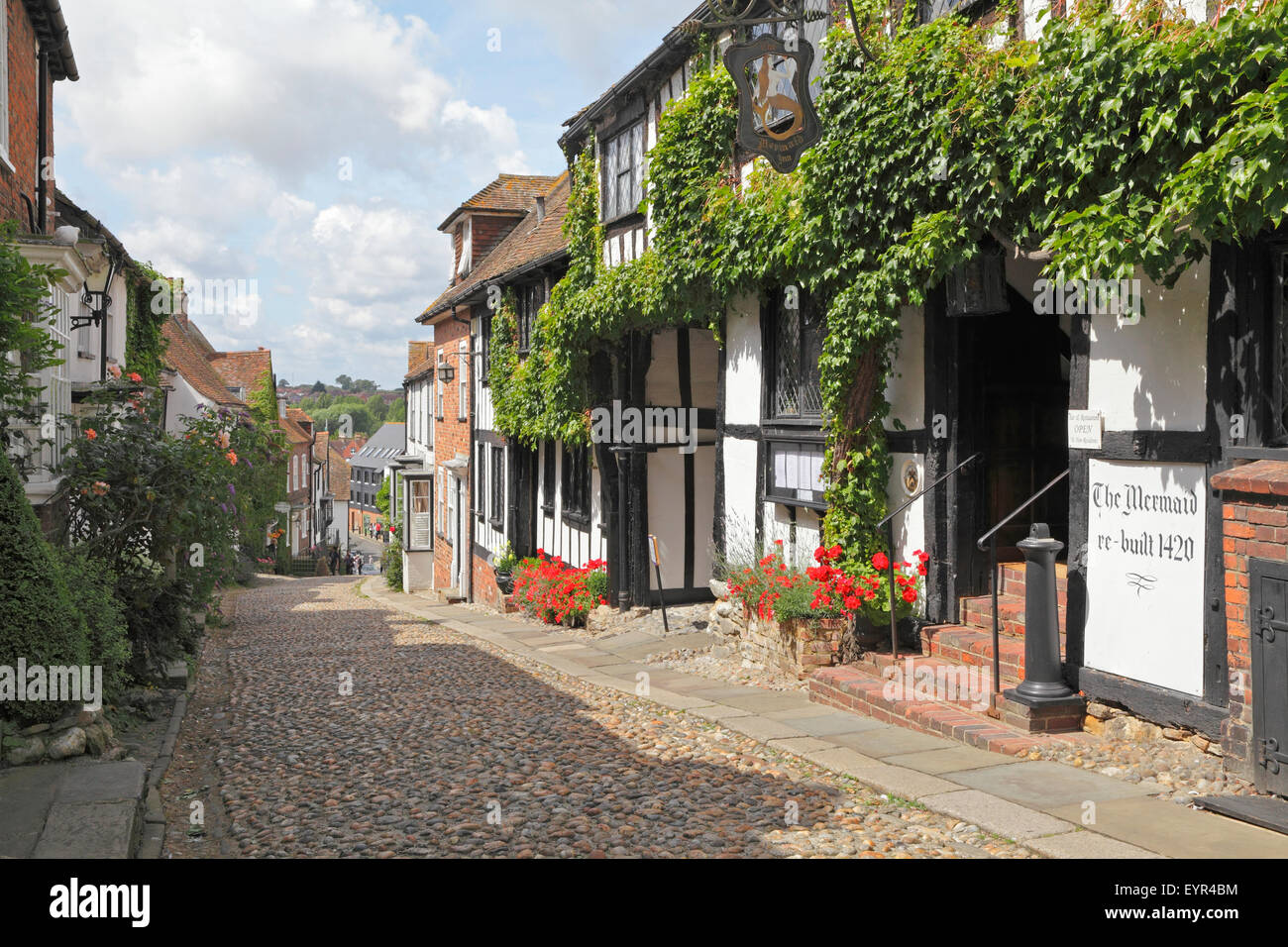 Il pittoresco pittoresco acciottolate Mermaid Street, nella storica Cinque Ports città di segale, East Sussex, England, Regno Unito Foto Stock