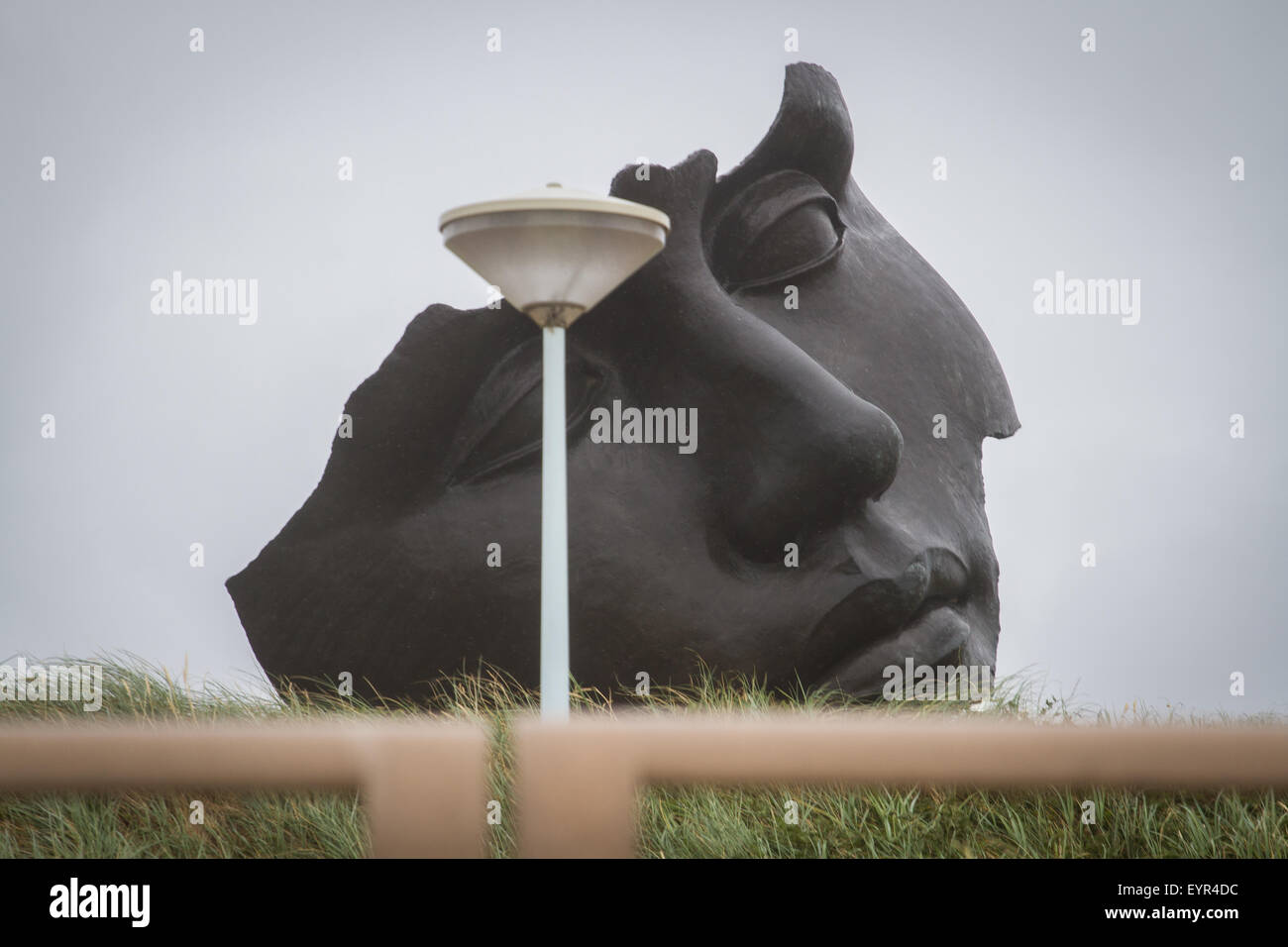 SCHEVENINGEN - la luce della luna, la scultura di polacco nato scultore Igor Mitoraj è visto durante una tempesta di sabato. Foto Stock