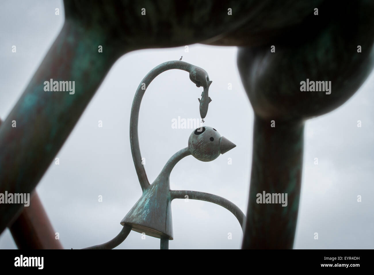 SCHEVENINGEN - una scultura da Tom Otterness, il mangiatore di haring è visto sul boulevard nella città balneare di Scheveningen. Foto Stock