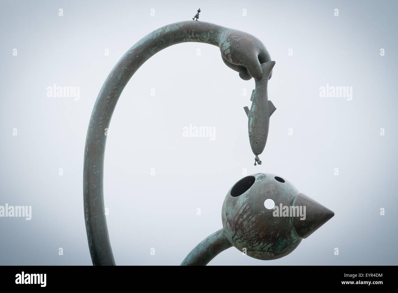 SCHEVENINGEN - una scultura da Tom Otterness, il mangiatore di haring è visto sul boulevard nella città balneare di Scheveningen. Foto Stock