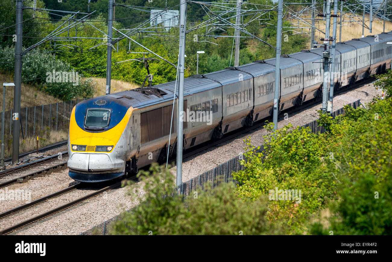 Il treno Eurostar che viaggiano attraverso la campagna del Kent, Inghilterra Foto Stock