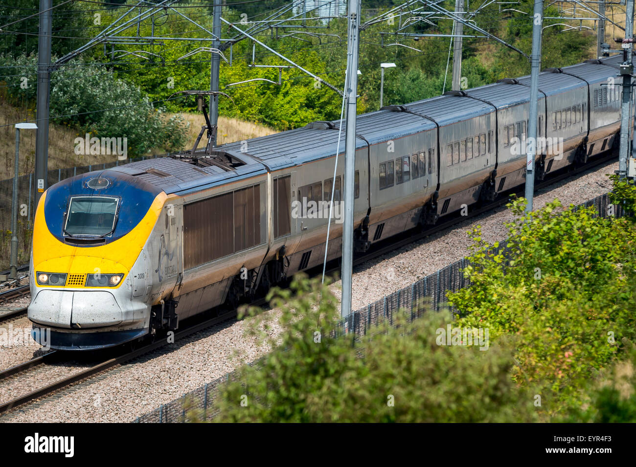 Il treno Eurostar che viaggiano attraverso la campagna del Kent, Inghilterra Foto Stock