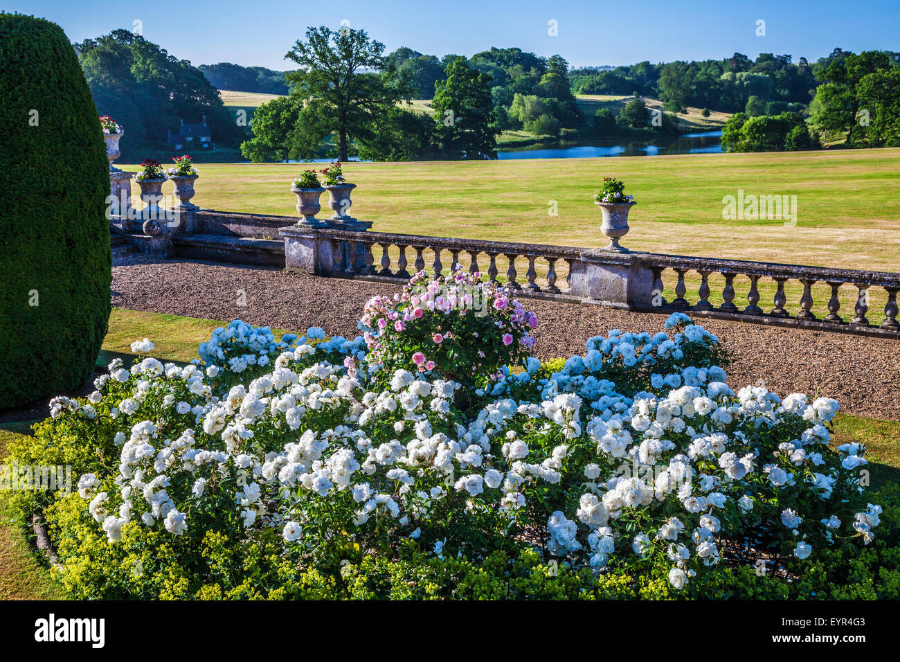 La vista dalla terrazza della struttura Bowood House nel Wiltshire. Foto Stock