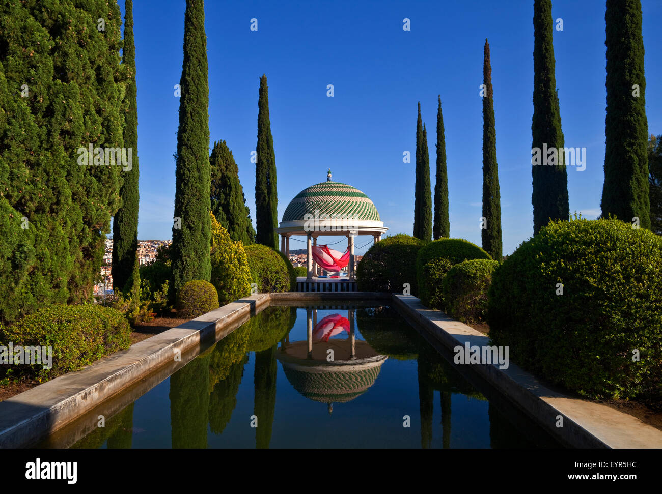 La piscina e il tempio con arte di installazione, giardino botanico o Jardin Botanico de la Concepción, Malaga, Andalusia. Foto Stock