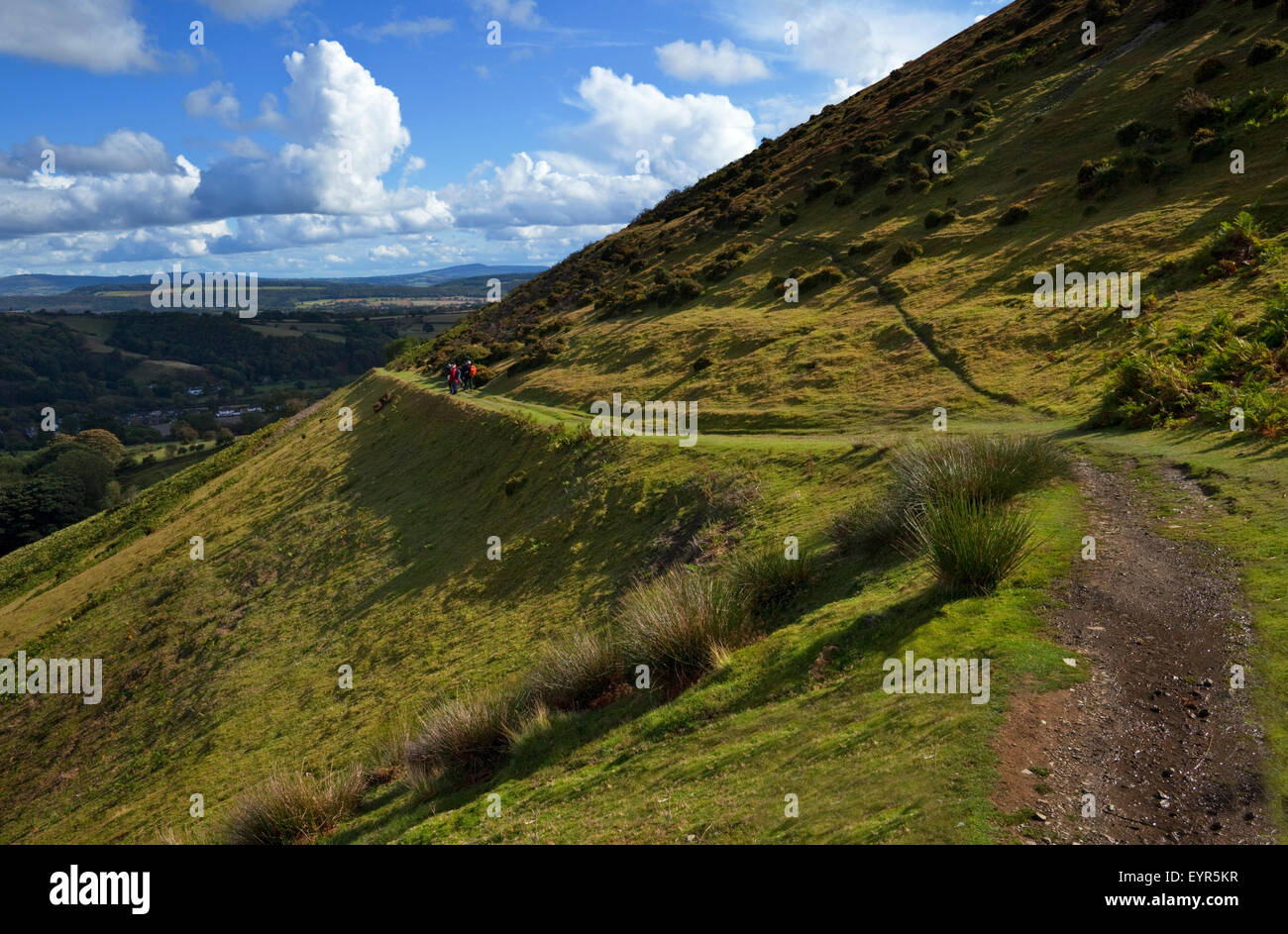 Gli escursionisti sulla via lungo il fianco della montagna Callow, sopra poco Stretton, Shropshire, Inghilterra, Regno Unito Foto Stock