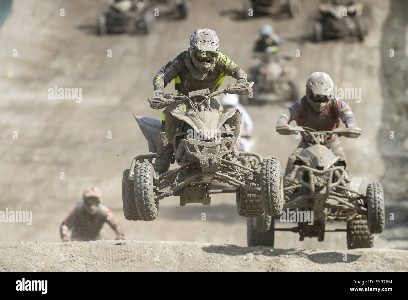 Estonia nordorientale. 2 agosto, 2015. 2 agosto, 2015. I piloti si sfidano in ITP Quadcross Campionato Europeo il 5° round, che è stato tenuto a Kivioli pista di motocross in Estonia nordorientale, il 2 agosto 2015. Credito: Sergei Stepanov/Xinhua/Alamy Live News Foto Stock