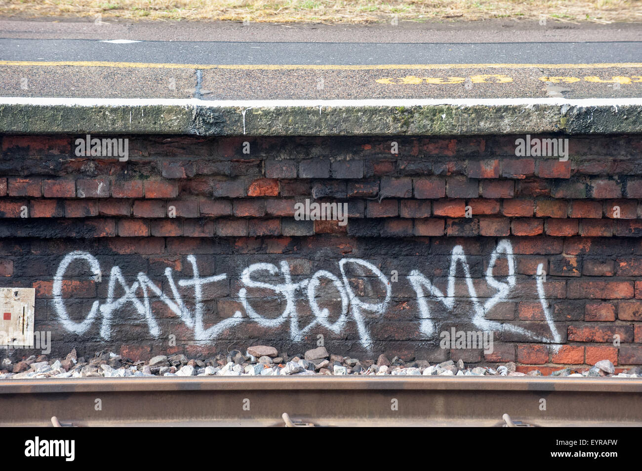 Norbiton station, Surrey. Graffitti "Can't stop me' sotto la piattaforma. Foto Stock