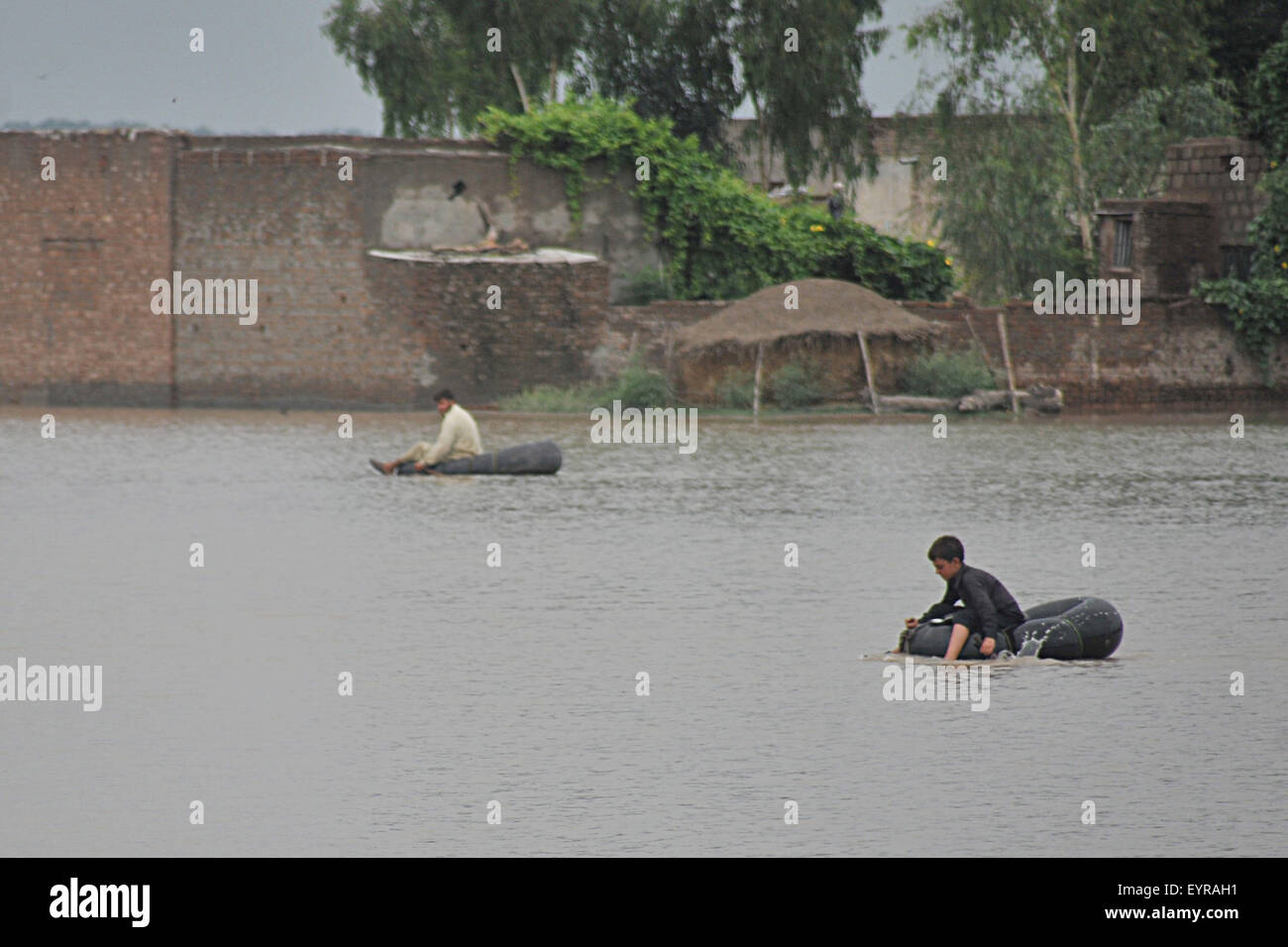 A Peshawar, Pakistan. Il 3° agosto 2015. Proiettore pakistano le persone colpite da attraversare alluvione con zattere alla periferia di Peshawar, a nord-ovest del Pakistan, il 3 agosto, 2015. Credito: Umar Qayyum/Xinhua/Alamy Live News Foto Stock