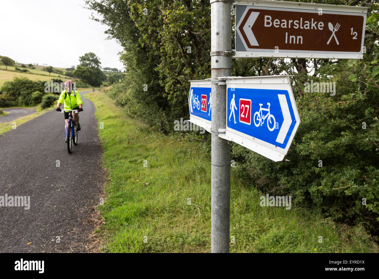 Ciclista e Percorso Ciclabile 27 segno sul modo di granito a lago viadotto, Dartmoor Devon, Regno Unito Foto Stock