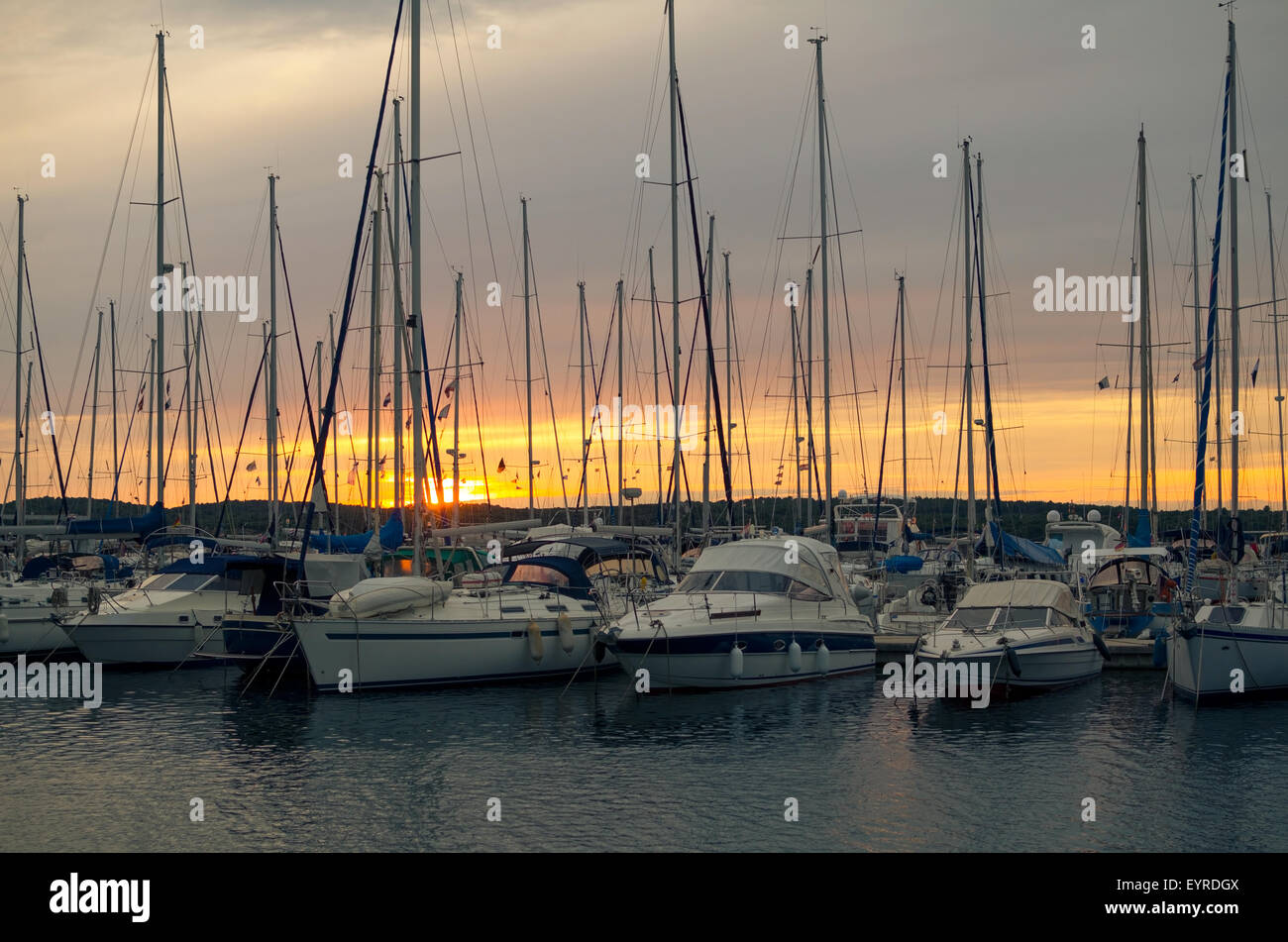 Tramonto con barche a vela orizzontale in Pola, Croazia Foto Stock