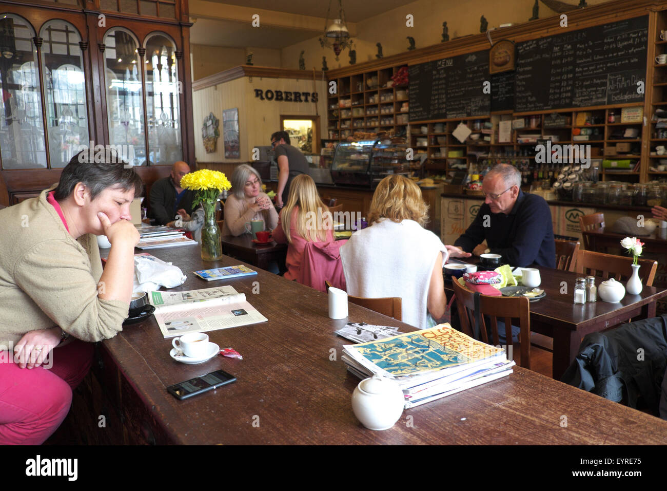 Dolgellau, Gwynedd, Galles all'interno Roberts cafe locali conserva ancora gran parte della bulloneria originale interni del negozio Foto Stock