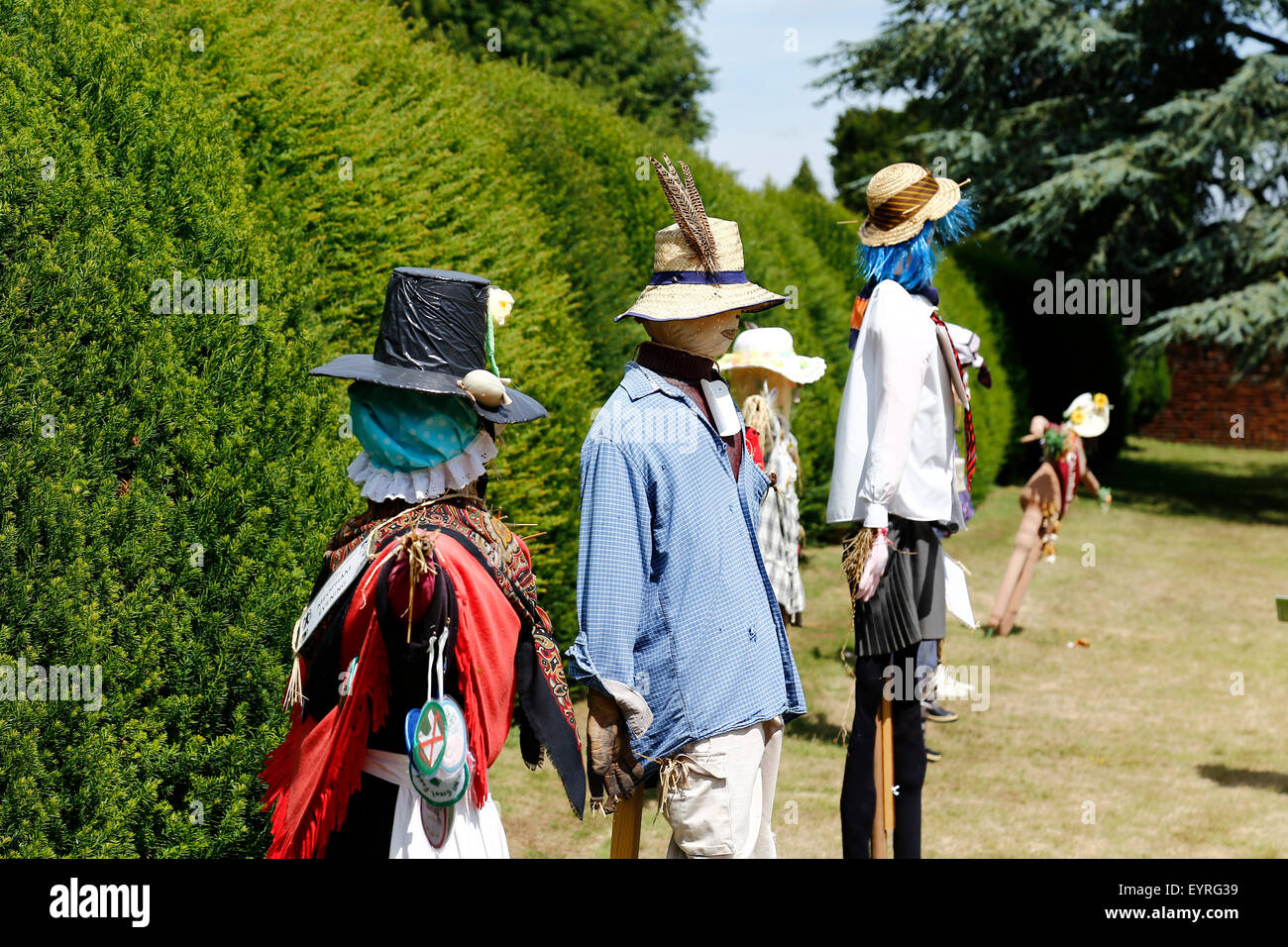 Scarecrows progettato dal WI celebra i suoi cento anni di donne del Istituto a Lullingstone Castle nel Kent Foto Stock