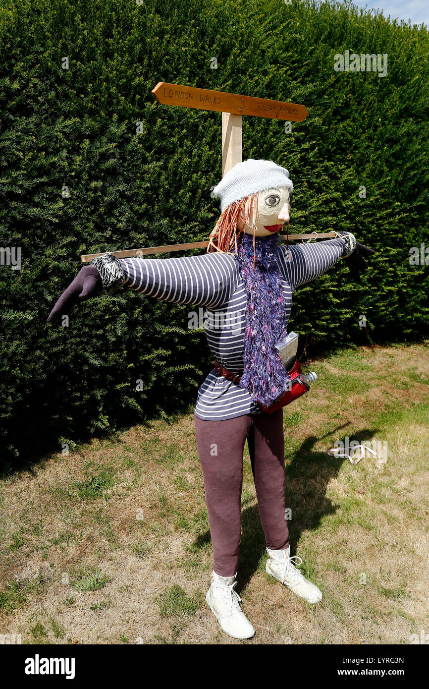 Scarecrows progettato dal WI celebra i suoi cento anni di donne del Istituto a Lullingstone Castle nel Kent Foto Stock