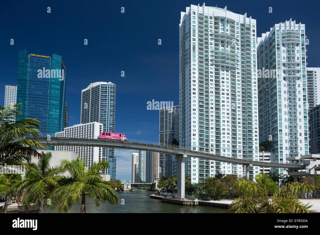 Monorotaia METROMOVER MIAMI RIVER DOWNTOWN skyline di Miami Florida USA Foto Stock