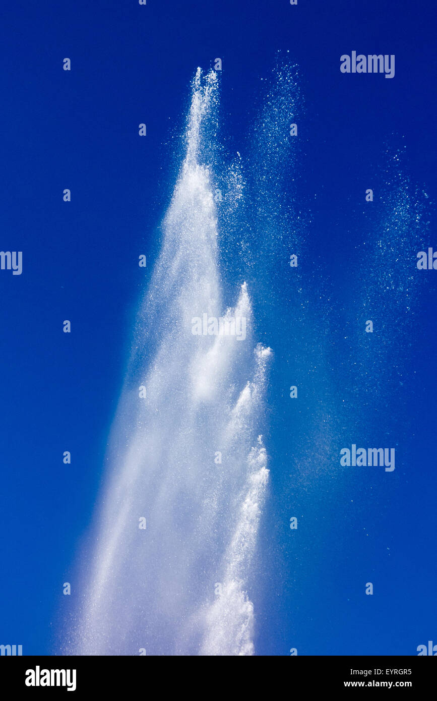 La Svizzera. Geyser getto di fontana acqua contro il cielo blu. Foto Stock