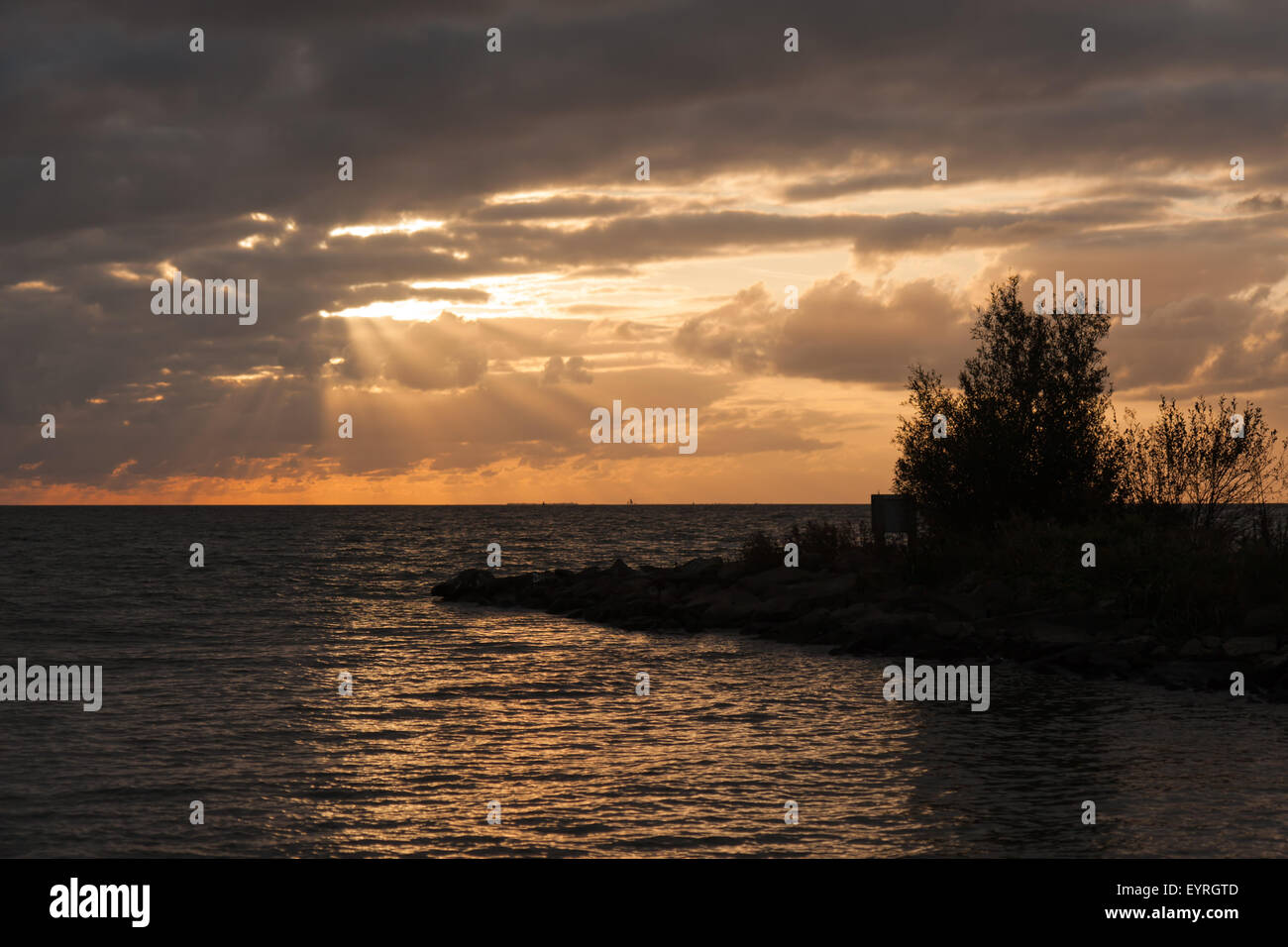 Bel tramonto presso la costa olandese Foto Stock