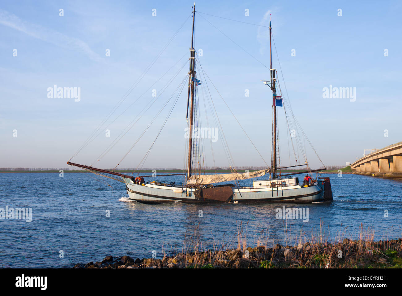 Nave a vela passando un grande ponte nei Paesi Bassi Foto Stock