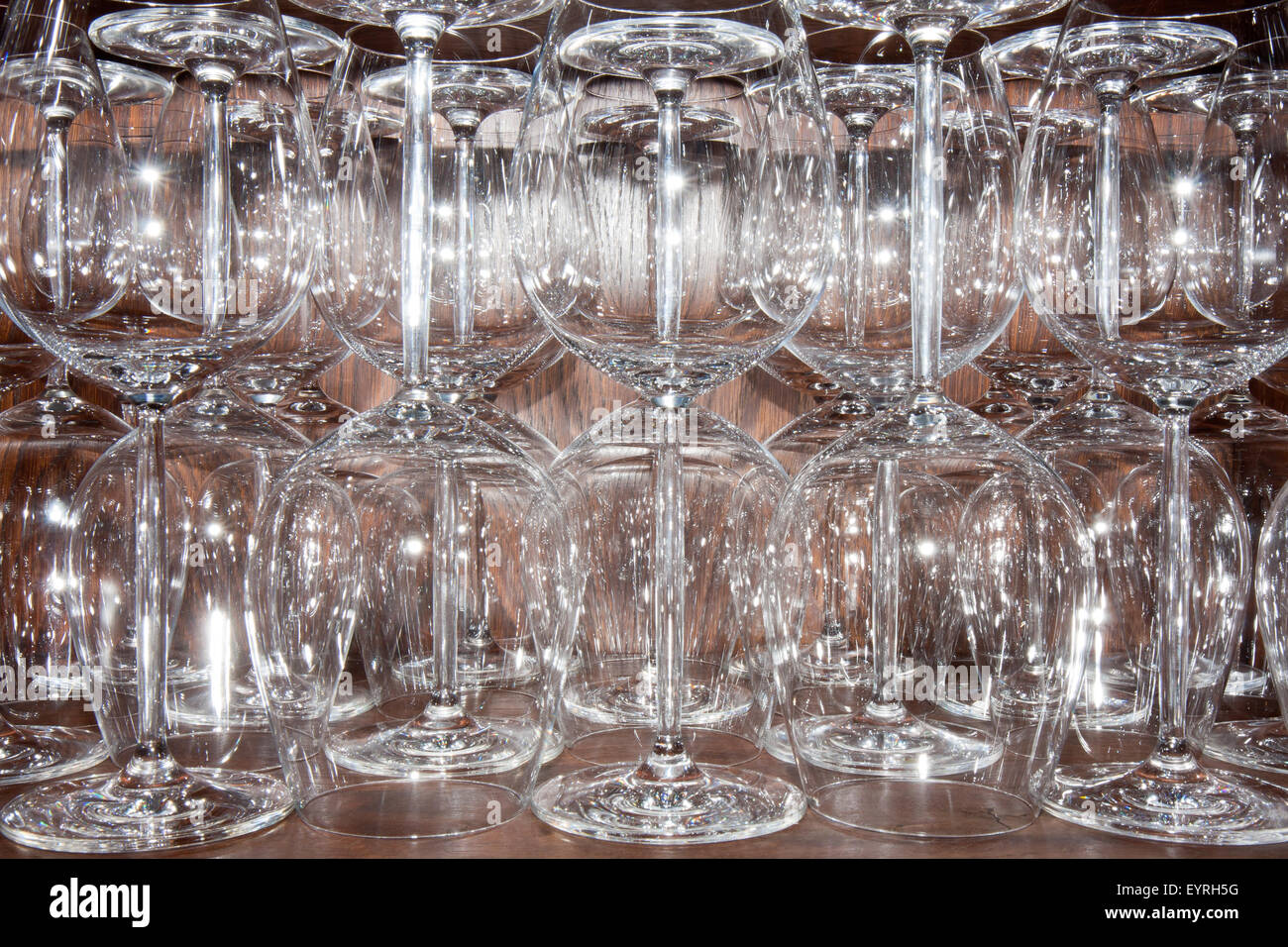 Bicchieri vuoti in un ristorante in attesa per i clienti Foto Stock