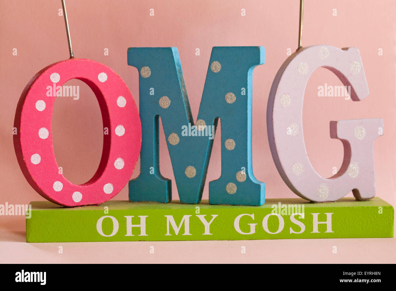 OMG Oddio o Oh mio Dio lettere decorative contro un sfondo rosa Foto Stock