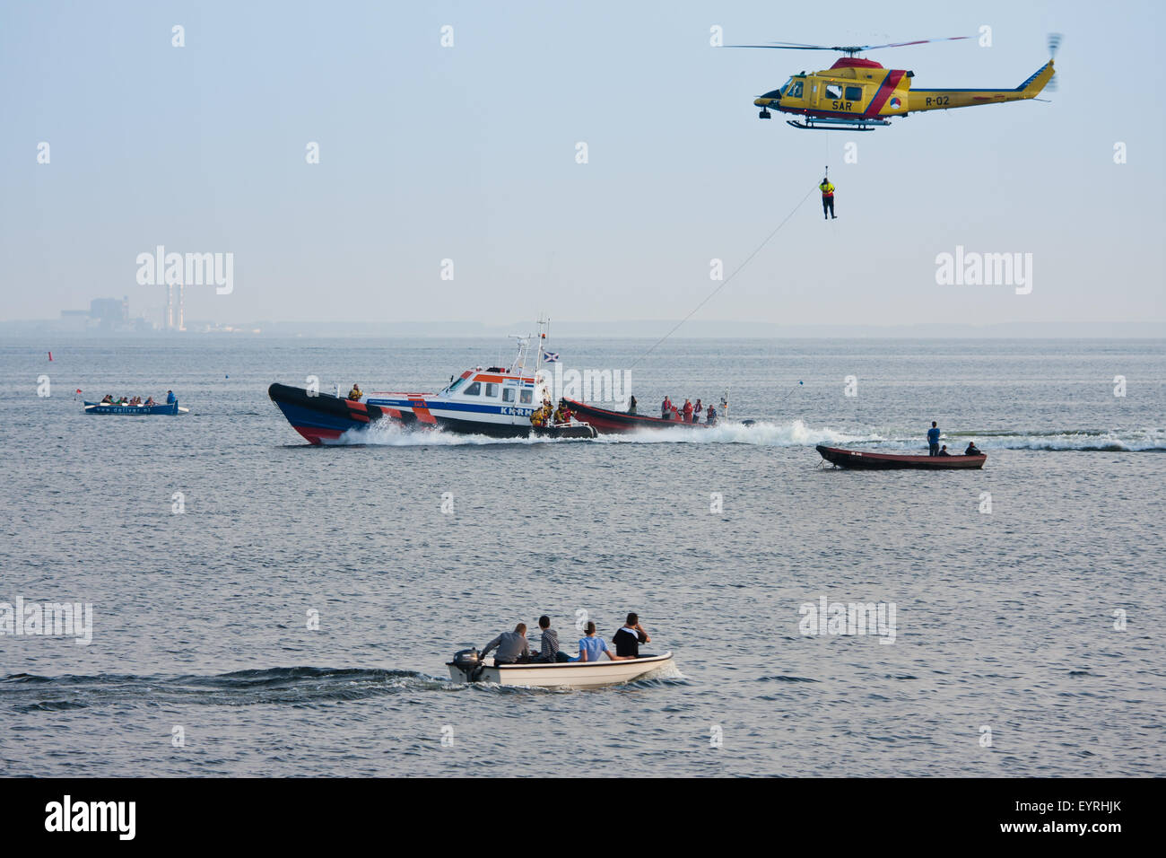 URK, Paesi Bassi - giu 7: La scialuppa di salvataggio di Urk è fare pratica con un salvataggio in elicottero della olandese Royal Airforce il 7 giugno Foto Stock