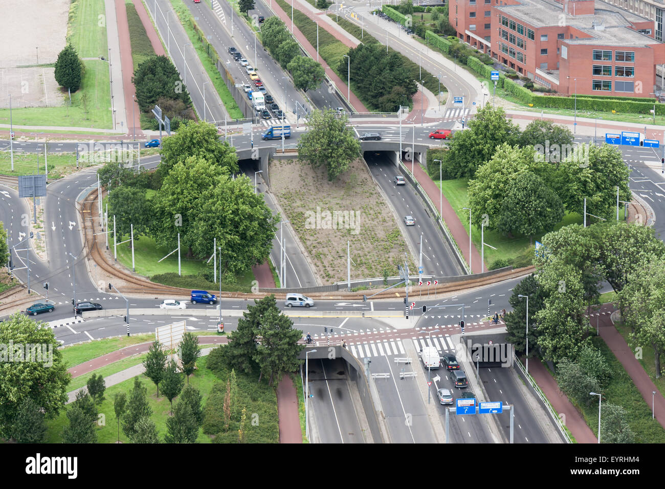 Vista aerea di una intersezione rotante a Rotterdam, Paesi Bassi Foto Stock