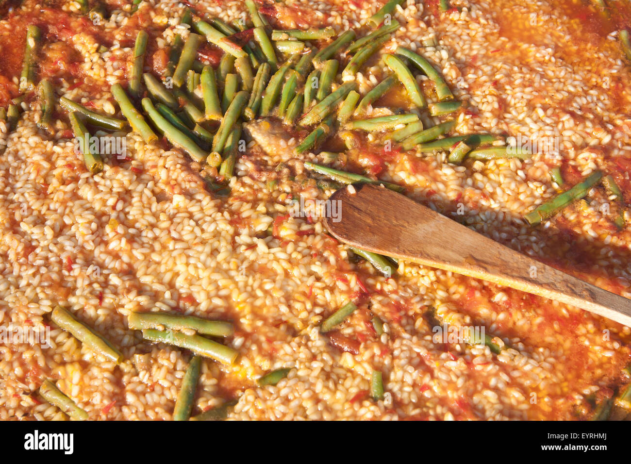 La paella spagnola con fagioli e riso Foto Stock