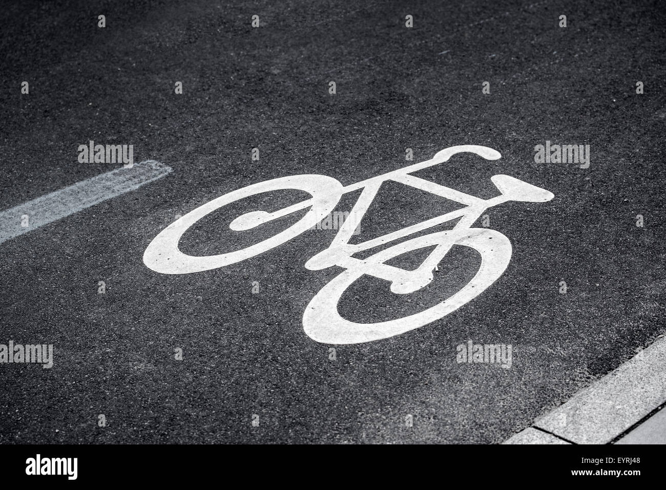 Pista ciclabile segno sulla strada asfaltata segnando lo spazio per il ciclismo urbano in ambiente esterno Foto Stock