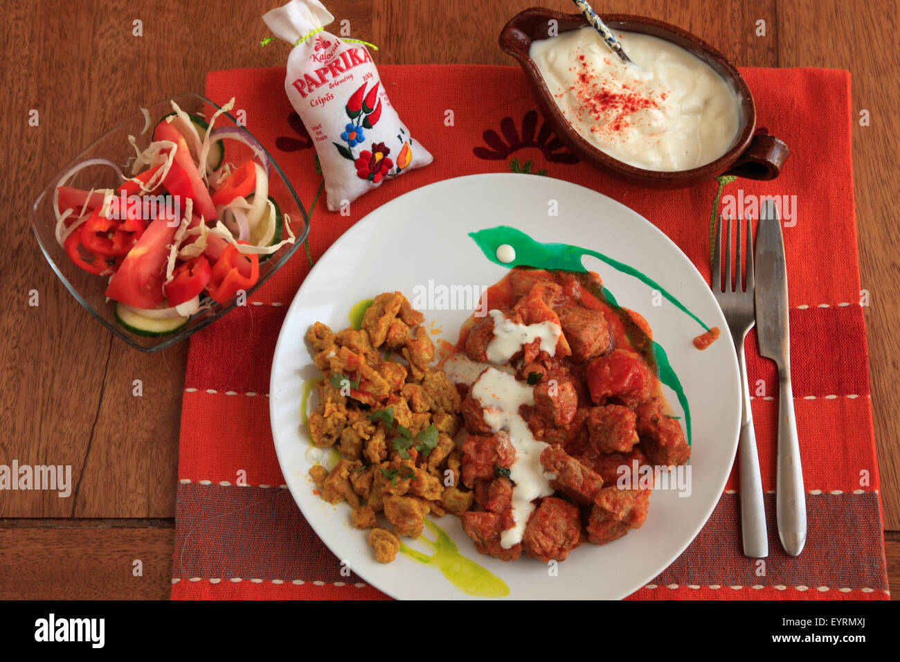 Il cibo ungherese, gulasch di manzo, contorni, Foto Stock
