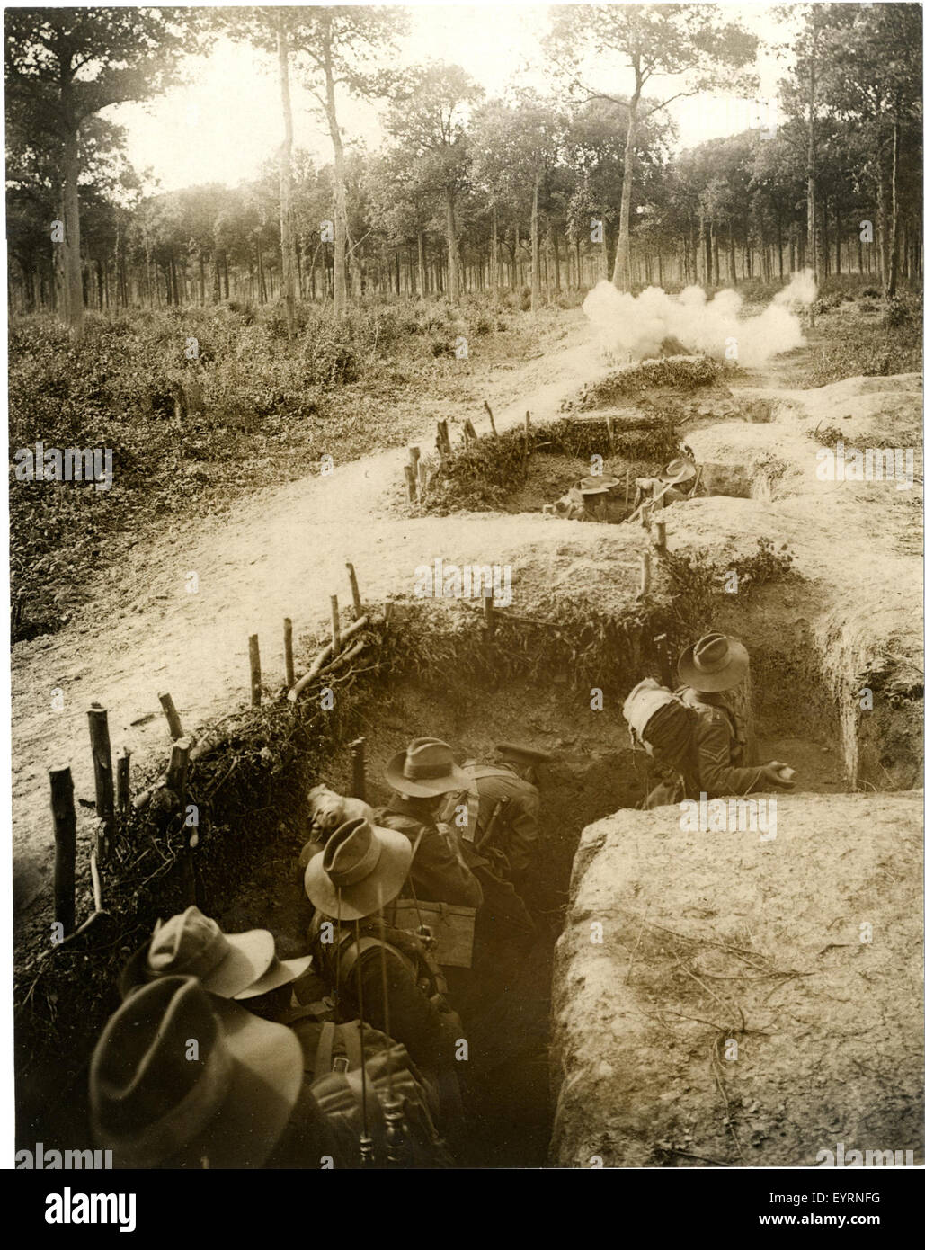 Fotografia di un gruppo di bombardamenti Gurkha che pratica tecniche di bombardamento in una trincea, probabilmente durante la prima o la seconda guerra mondiale Foto Stock