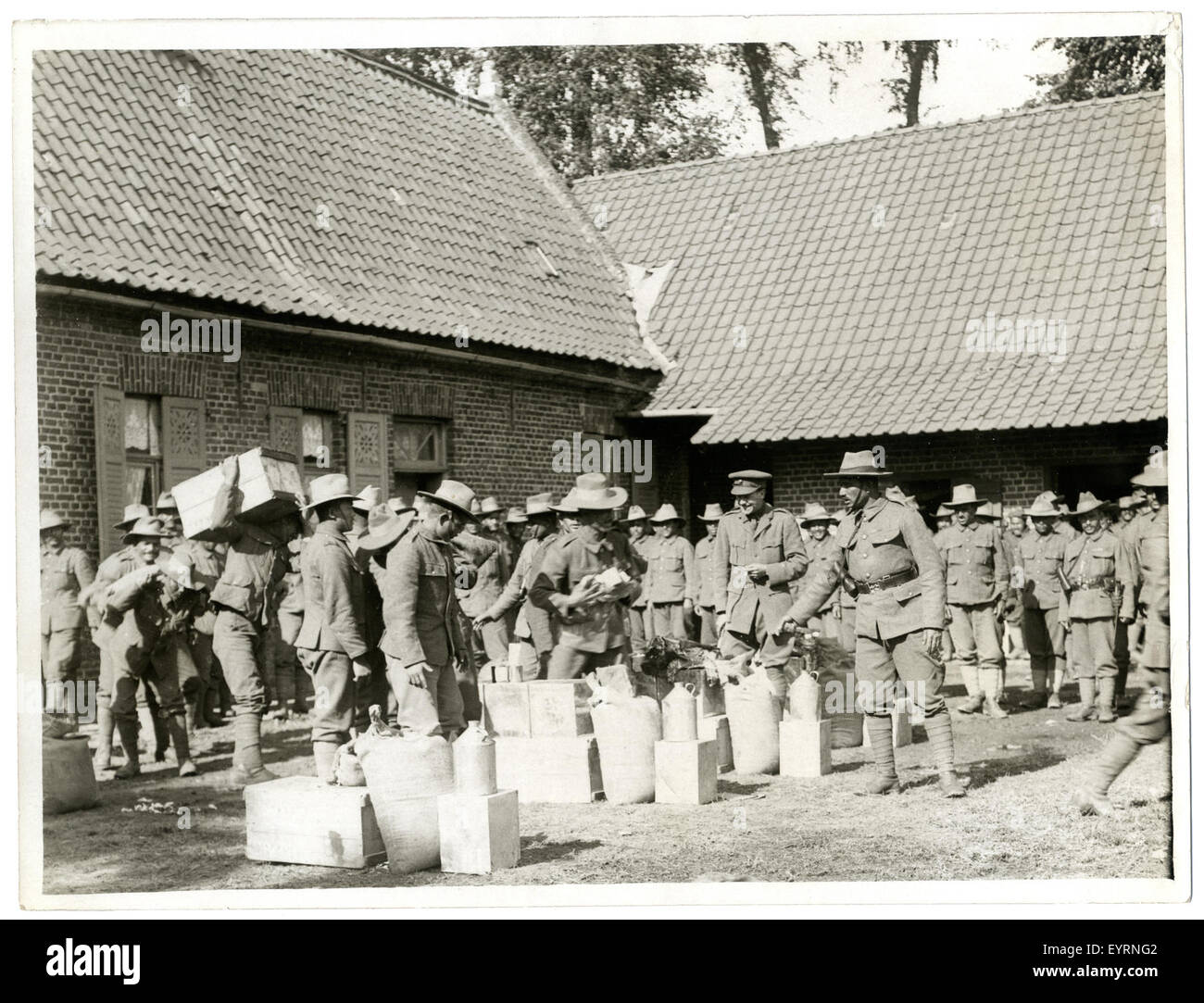 Fotografia di Gurkhas che disegna razioni in una fattoria francese durante una campagna militare, probabilmente legata al periodo coloniale britannico del XIX secolo. Foto Stock