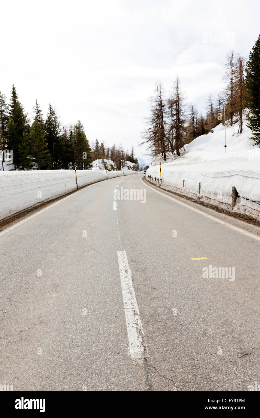 Strada di montagna in inverno Foto Stock