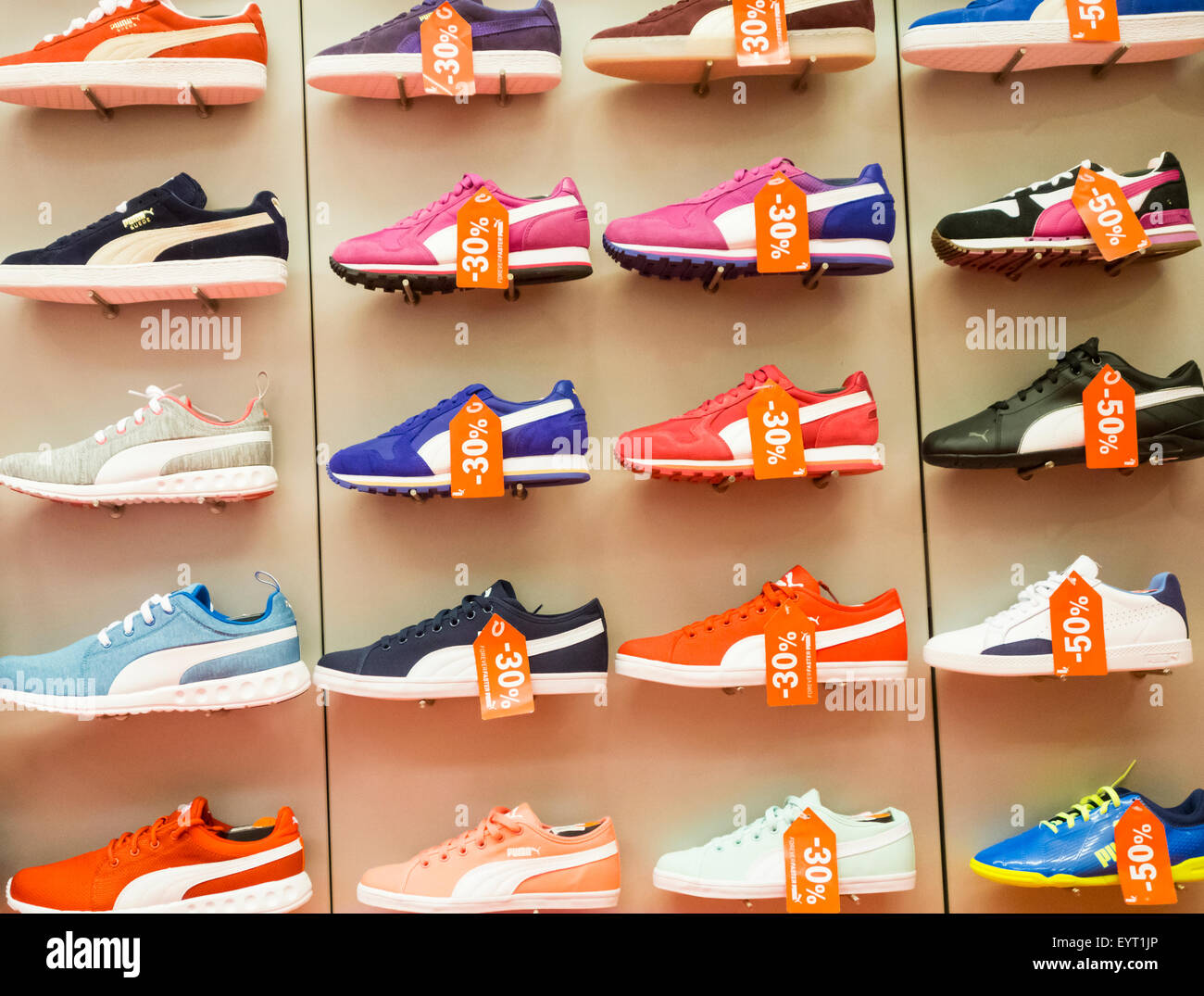 Puma scarpe da ginnastica display nel negozio di articoli sportivi. Foto Stock