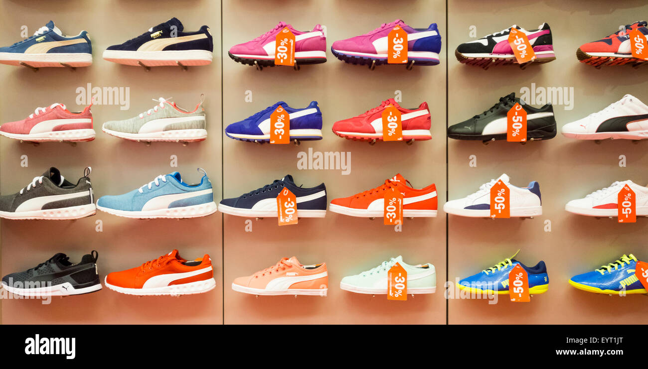 Puma scarpe da ginnastica display nel negozio di articoli sportivi. Foto Stock