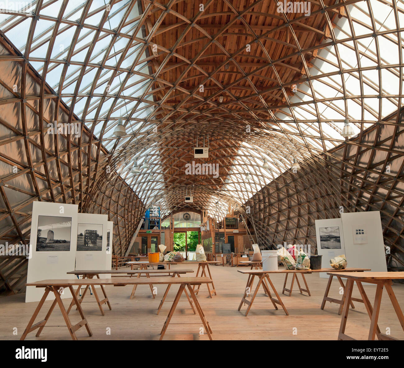 L'edificio Gridshell presso il Weald and Downland Open Air Museum, Singleton, West Sussex. Foto Stock