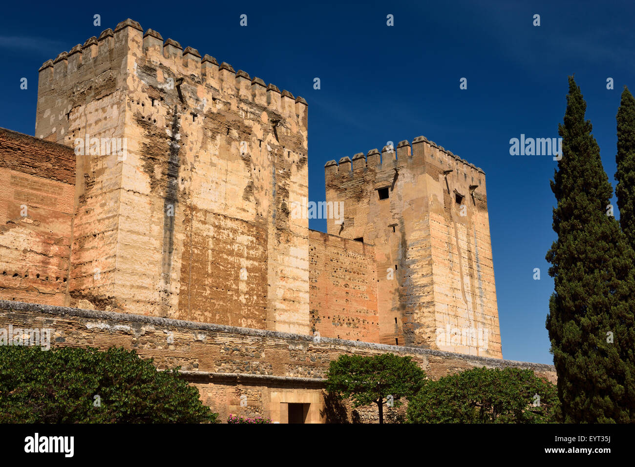 Antica rotta fortificati e torri di omaggio di Alcazaba area militare della fortezza dell'Alhambra di Granada Foto Stock