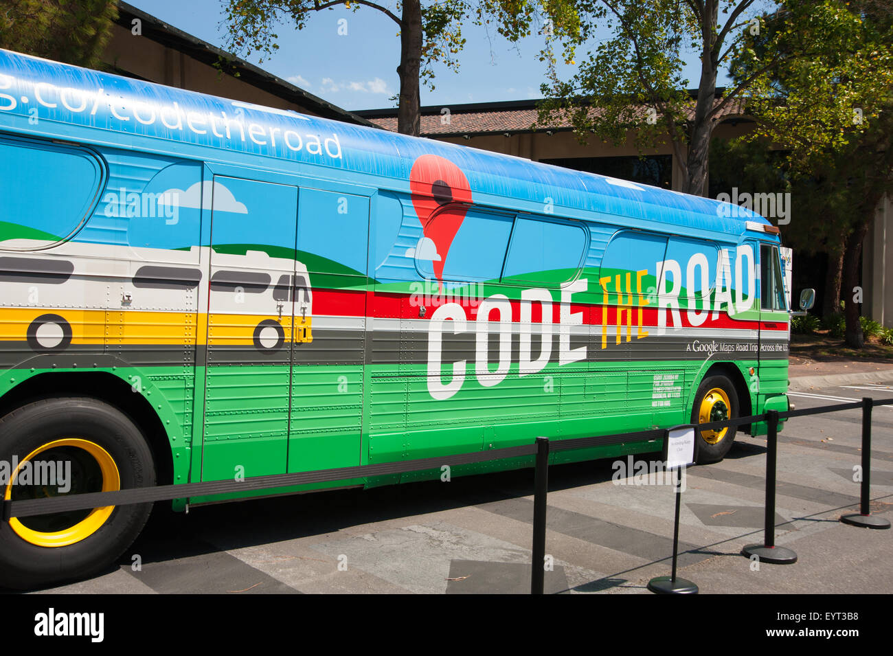 MOUNTAIN VIEW, CA - Agosto 1, 2015: Google Codice della Strada autobus parcheggiato presso la sede centrale di Google a Mountain View, California il Ago Foto Stock