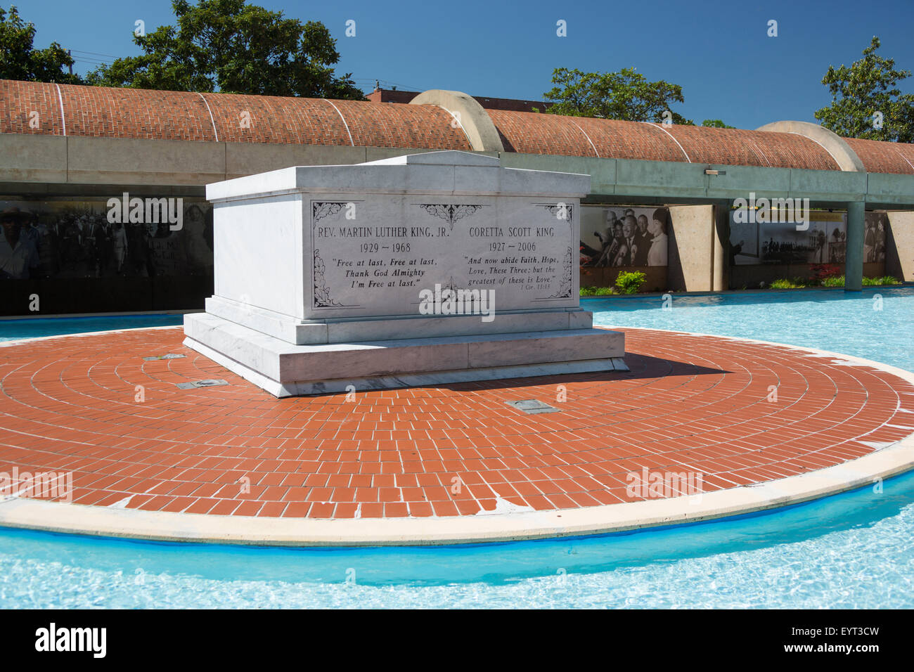 Tomba di DR.MARTIN E Coretta Scott King piscina riflettente medico il reverendo Martin Luther King Jr storico sito di Atlanta Stati Uniti d'America Foto Stock