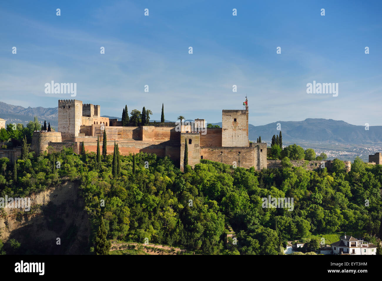 Alla rotonda a sinistra omaggio e rotture di torri e le armi e le torri di guardia a destra della Alcazaba Alhambra di Granada Foto Stock