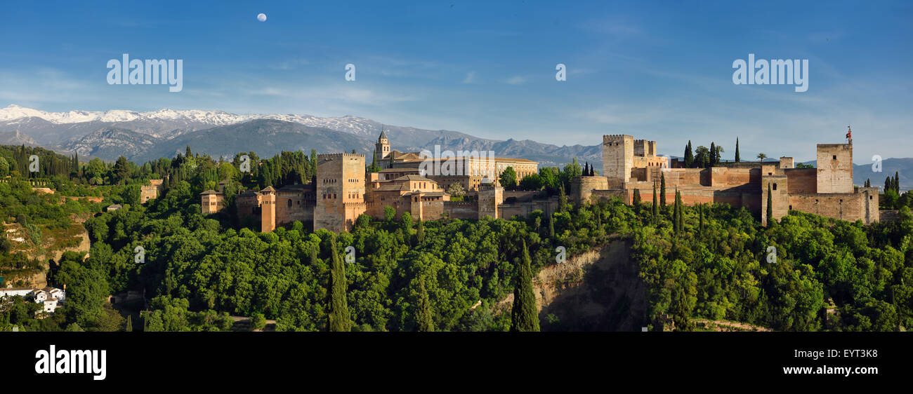 Panorama di neve sulla Sierra Nevada e Alhambra Palace fortezza Granada Foto Stock