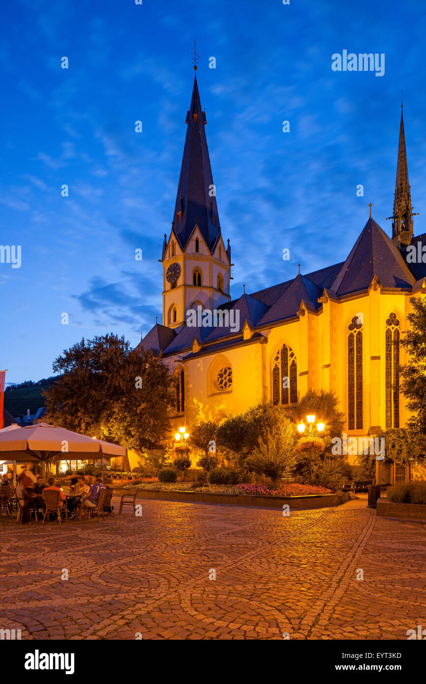 L'Europa, Germania, di Ahrtal, Ahrweiler, città vecchia di sera, Saint Laurentius Chiesa Foto Stock