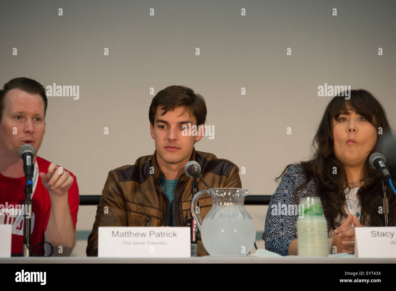 Anaheim, CA - 23 giugno: (LR) Ryan Musselman, Matthew Patrick e Stacy Hinojosa discutere che cosa rende un buon gioco a canale VidCo Foto Stock