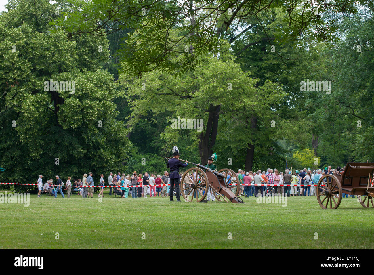 L'Europa, Germania, Brandeburgo, Spreewald (foresta di Sprea), Lübbenau, castello, festival di protezione, Kano rene in storiche uniformi pistola Pronto salute prima di Foto Stock