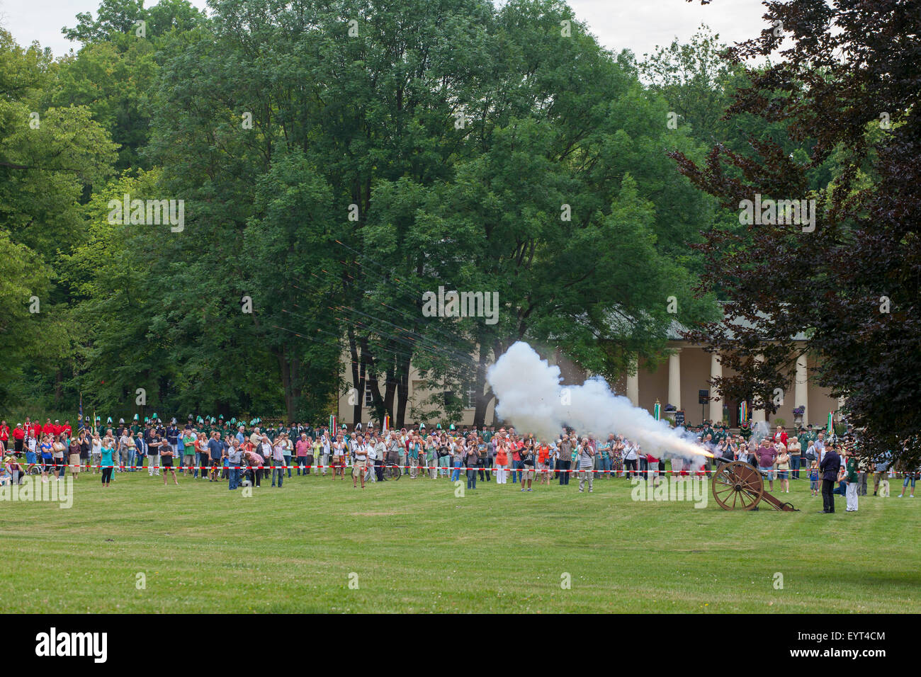 L'Europa, Germania, Brandeburgo, Spreewald (foresta di Sprea), Lübbenau, castello, festival di protezione, pistola salutate con cannone storico Foto Stock
