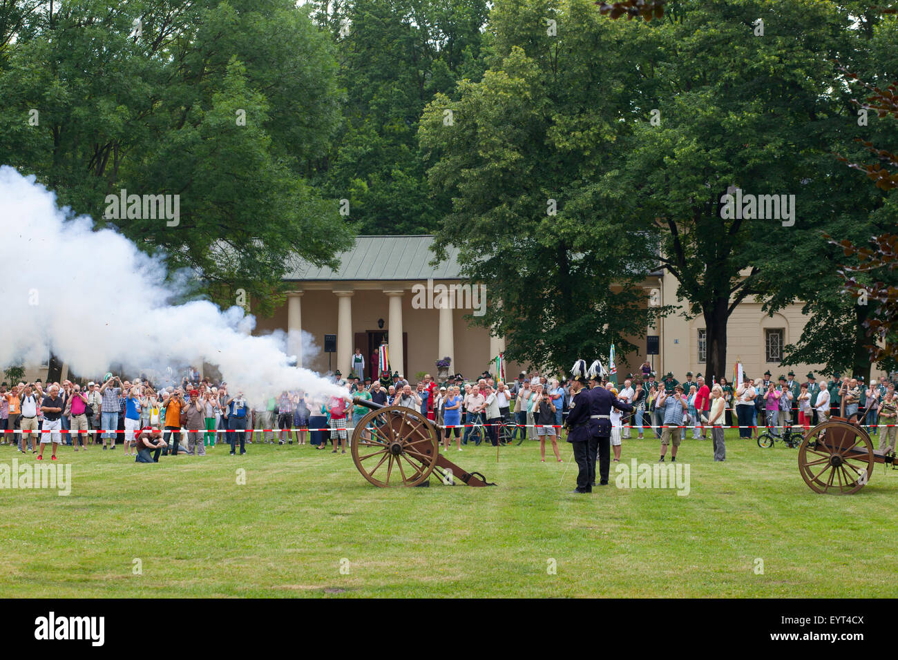 L'Europa, Germania, Brandeburgo, Spreewald (foresta di Sprea), Lübbenau, castello, festival di protezione, pistola salutate con cannone storico Foto Stock